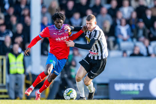 Helsingborgs Benjamin Acquah och Landskronas Robin Dzabic