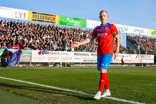 Helsingborgs Philip Rejnhold kastar bort en inkastad mugg