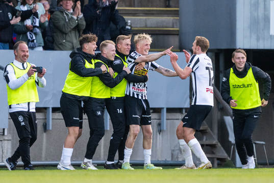 Landskronas Melker Widell jublar med lagkamrater