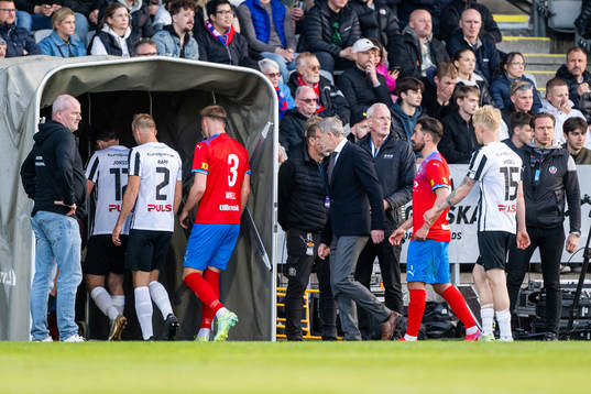 Landskronas och Helsingborgs spelare lämnar plan