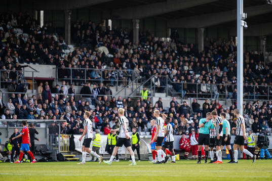 Spelarna lämnar planen