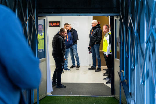 Möte pågår om huruvida matchen ska avbrytas eller inte