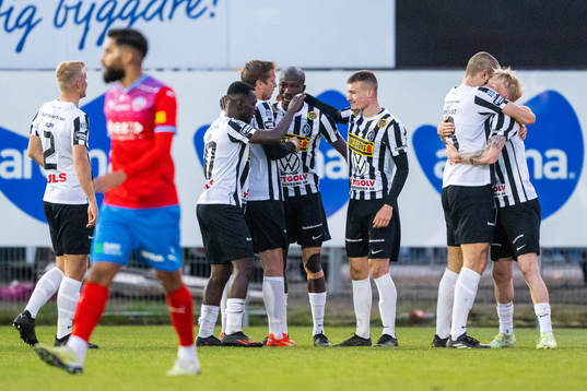 Landskronas Ousmane Diawara jublar med lagkamrater