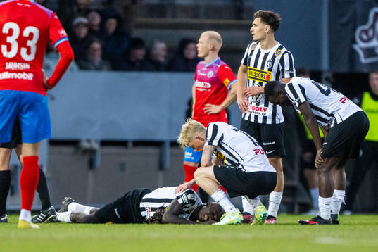 Landskronas Ousmane Diawara har ont och ses om av Melker