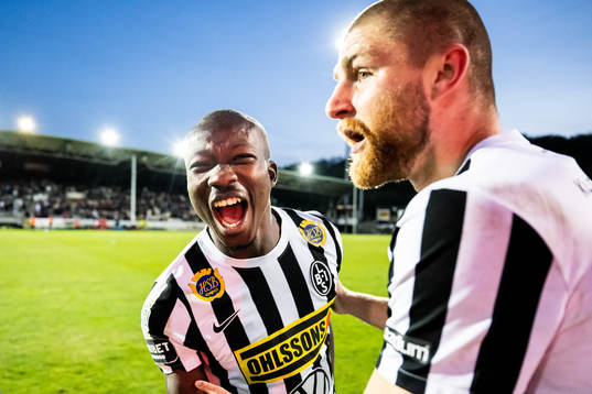 Landskronas Ousmane Diawara och Erik Hedenquist jublar