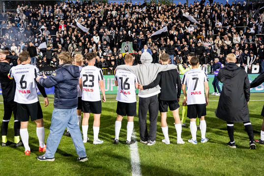 Landskronas spelare jublar med sina supportrar