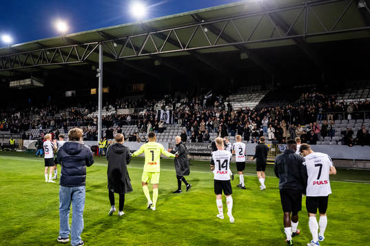 Landskronas spelare tackar sina supportrar