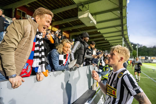Landskronas Melker Widell pratar med sina föräldrar