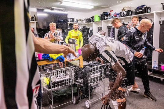 Landskronas Ousmane Diawara jublar i omklädningsrummet