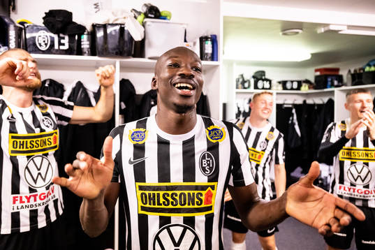 Landskronas Ousmane Diawara jublar i omklädningsrummet