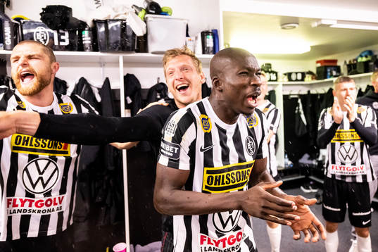 Landskronas Philip Andersson och Ousmane Diawara jublar i