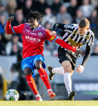 Helsingborgs Benjamin Acquah och Landskronas Robin Dzabic