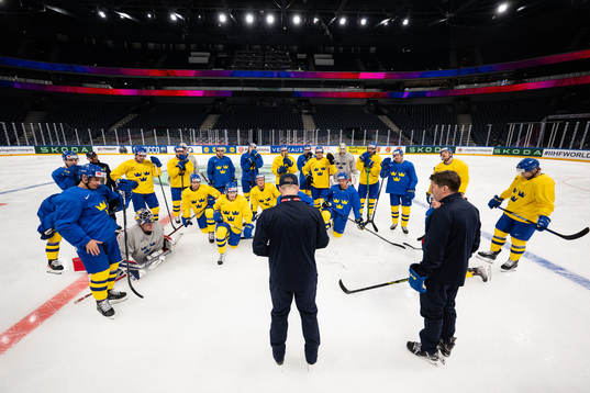 Players of Sweden listens to assistant coach Nicklas Rahm