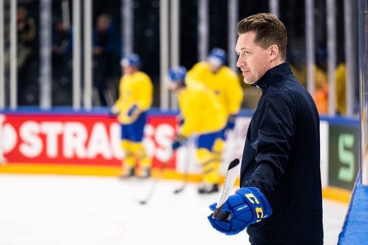 Head coach Sam Hallam of Sweden at a practice session