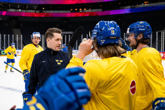 Head coach Sam Hallam with Marcus Sörensen and Linus