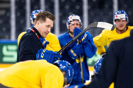 Head coach Sam Hallam of Sweden at a practice session
