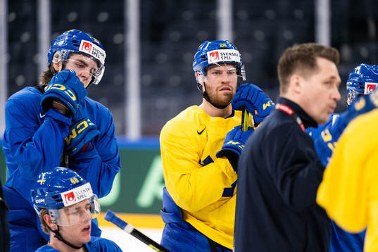Leo Carlsson and Oscar Lindberg listens to head coach Sam