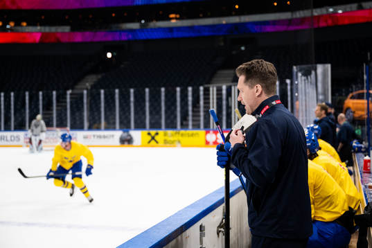 Head coach Sam Hallam of Sweden at a practice session