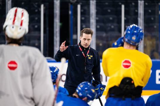 Head coach Sam Hallam of Sweden at a practice session
