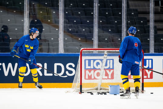Leo Carlsson and Lucas Raymond of Sweden at a practice