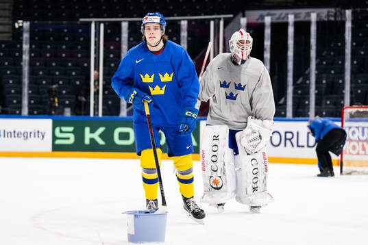 Leo Carlsson and goaltender Jacob Johansson of Sweden at a
