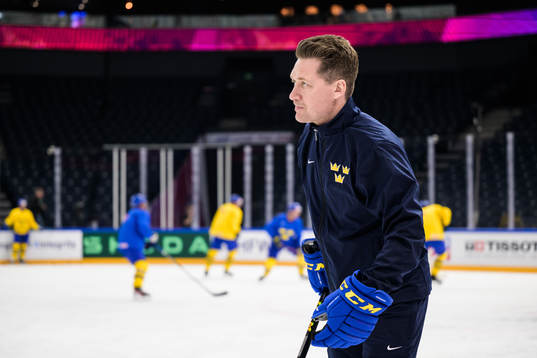 Head coach Sam Hallam of Sweden at a practice session