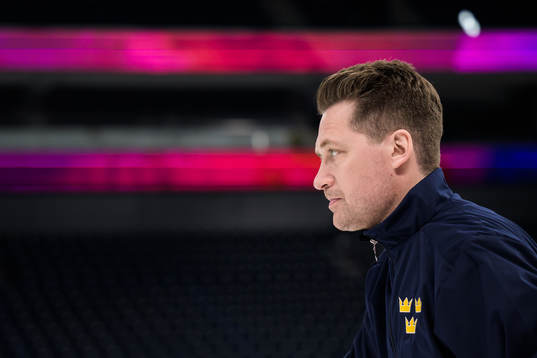 Head coach Sam Hallam of Sweden at a practice session