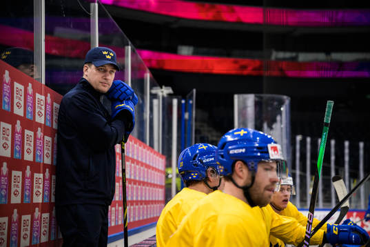 Head coach Sam Hallam of Sweden at a practice session