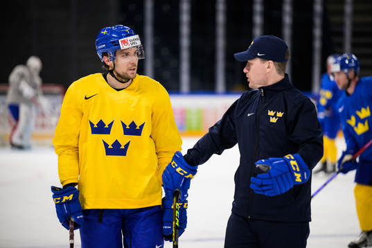 Henrik Tömmernes and head coach Sam Hallam of Sweden at a