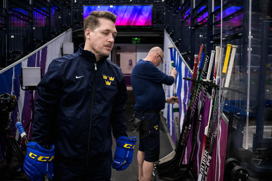 Head coach Sam Hallam of Sweden at a practice session