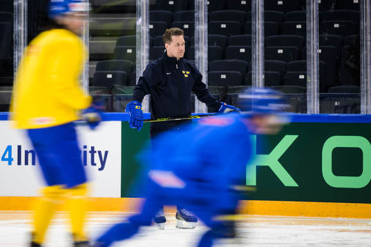 Head coach Sam Hallam of Sweden at a practice session