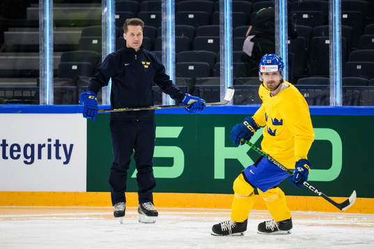Head coach Sam Hallam and Linus Johansson of Sweden at a