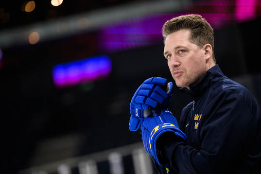 Head coach Sam Hallam of Sweden at a practice session