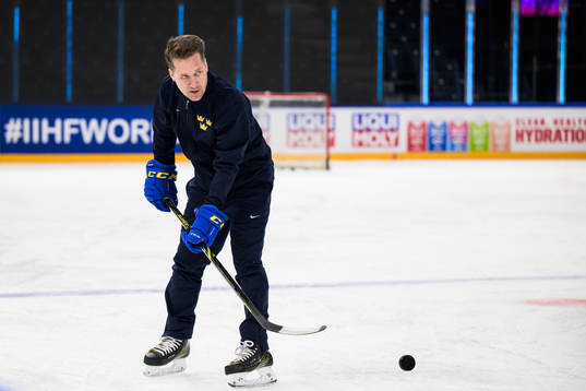 Head coach Sam Hallam of Sweden at a practice session