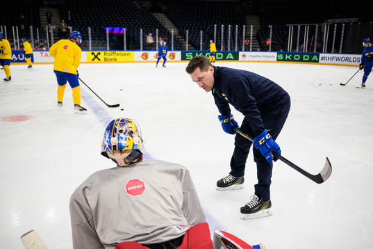 Head coach Sam Hallam talks to goaltender Lars Johansson of