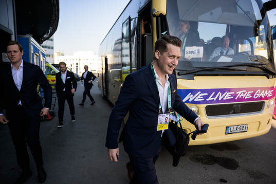 Head coach Sam Hallam of Sweden arrives to the arena