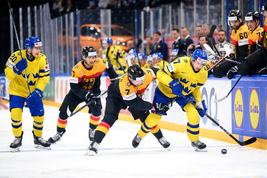 André Petersson and Pär Lindholm of Sweden against Leon