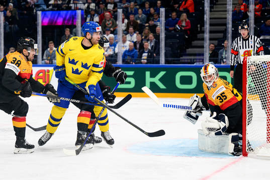 Oscar Lindberg of Sweden and Mathias Niederberger of Germany