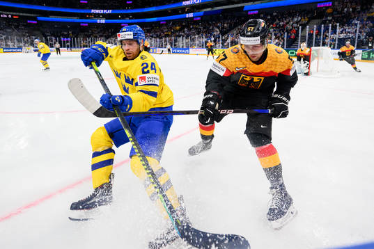 Oscar Lindberg of Sweden and Leon Huttl of Germany
