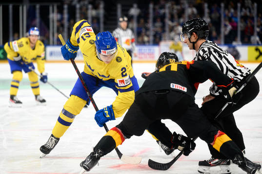 Leo Carlsson of Sweden against Wojciech Stachowiak of