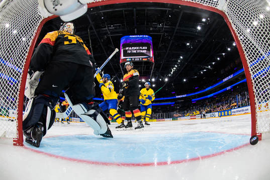 Oscar Lindberg of Sweden celebrates