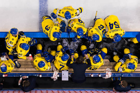 Assistant coach Stefan Klockare of Sweden talking to players
