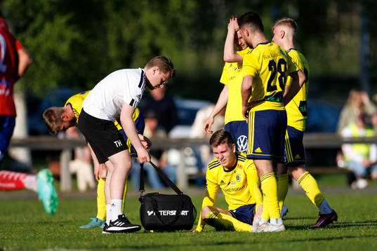 Ängelholms Niklas Svensson har ont