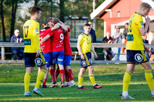 Tvååkers spelare jublar