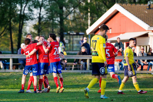 Tvååkers spelare jublar