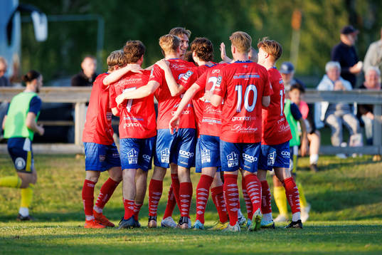 Tvååkers spelare jublar