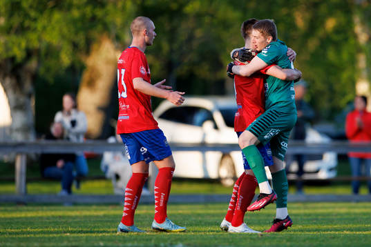 Tvååkers målvakt Tim Svensson Lillvik jublar med Johan