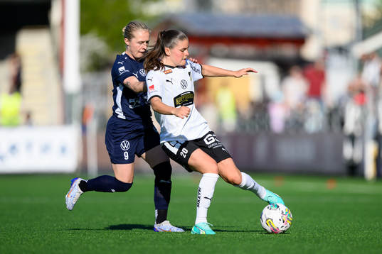 FC Rosengårds Emilia Larsson och Häckens Hanna Wijk