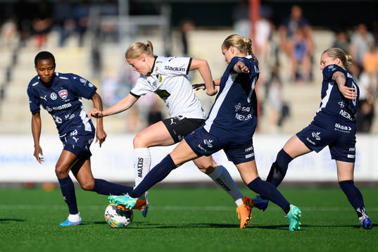 Häckens Julie Blakstad och FC Rosengårds Halimatu Ibrahim