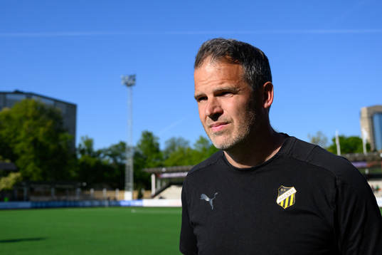 Häckens tränare Robert Vilahamn innan fotbollsmatchen i